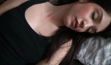 Пьяный батя не удержался и подсел к спящей дочери, когда все в доме спали