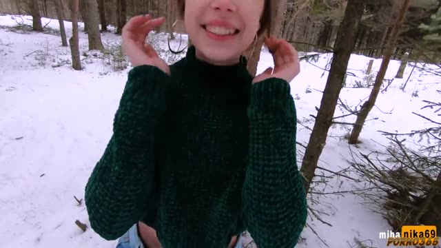 Русская девушка занялась сексом с парнем в лесу при минус сорока градусах.