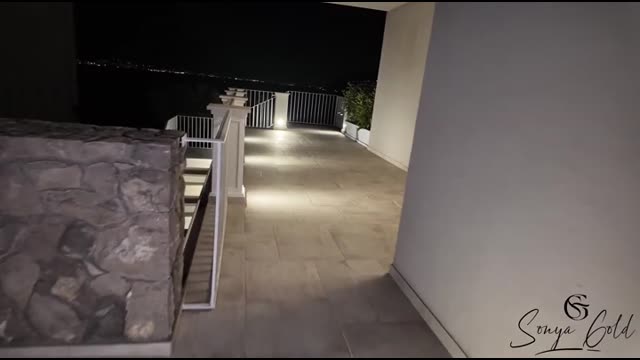 Hardcore Sex on the Street: Guy Fucks the Pretty New Neighbor Right at the Entrance