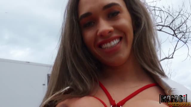 Spontaneous Encounter with a Cute Girl and Passionate Outdoor Sex on the Beach