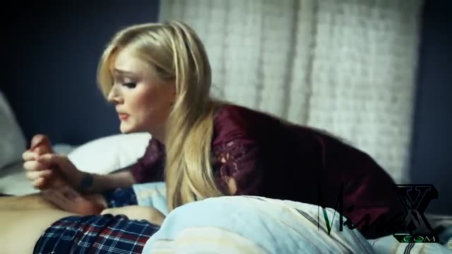 Знойная мачеха тайно подмешала пасынку сильный афродизиак и занялась с ним сексом, пока муж спал в соседней комнате.
