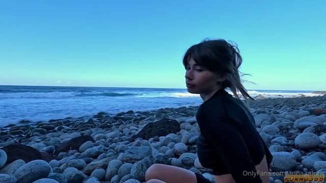 Анна Ральфс на каменистом берегу: природный массаж и поиски сильного партнера