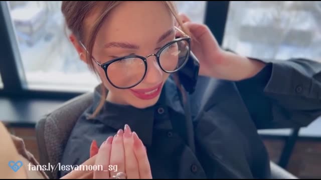 Горячая русская измена: Лесю Мун имеют сзади, пока она мило щебечет по телефону с парнем